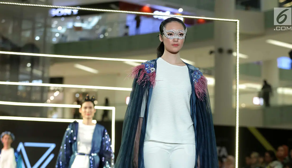 Model dengan busana rancangan desainer Zeinal Ali dari Jordan dalam Jakarta Modest Fashion Week 2018 (JMFW) di Gandaria City, Jakarta, Kamis (26/7). JMFW yang digelar pada tanggal 26-29 Juli 2018 diikuti 27 desainer lokal. (Liputan6.com/Faizal Fanani)