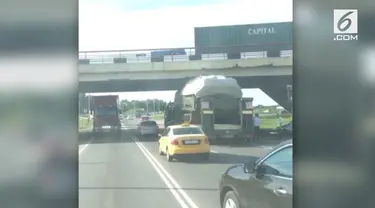 Sebuah tank terjebak di bawah jembatan di Kaliningrad. Dari arah Ulitsa Aleksandra Nevskog menuju Primorskoye Koltso.