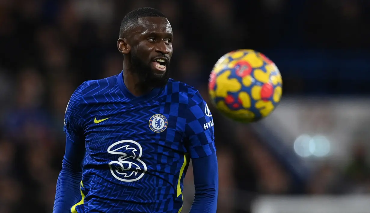 Antonio Rudiger kembali menemukan performa terbaiknya di bawah asuhan Thomas Thucel. Ia berhasil menjadi bek tengah tangguh di lini belakang Chelsea. Namun, Rudiger berpotensi pergi secara gratis pada akhir musim ini jika kontaknya tak diperpanjang. (AFP/Glyn Kirk)