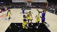 Kawhi Leonard melakukan dunk saat Clippers melawan Lakers di laga pembuka NBA 2019-2020 (AP)