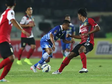 Gelandang Persib, Firman Utina (tengah) berusaha melewati pemain Persiba pada pertandingan Piala Presiden di Stadion Jalak Harupat, Bandung, Jawa Barat, Rabu (2/9/2015). Persib menang atas Persiba dengan skor 4-0. (Liputan6.com/Herman Zakharia)