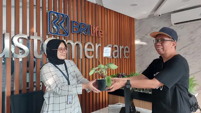 Menyadari pentingnya kolaborasi antara masyarakat global dengan para pemangku kepentingan untuk meningkatkan kepedulian terhadap lingkungan hidup, BRI Life turut serta mengajak nasabah dan membagikan tanaman di beberapa kantor layanan.
