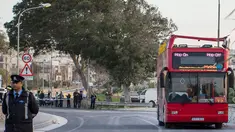 Petugas kepolisian berdiri dekat sebuah bus tingkat beratap terbuka yang menabrak dahan pohon di Zurrieq, Malta, Senin (9/4). Kejadian ini mengakibatkan dua orang tewas dan puluhan penumpang lainnya termasuk anak-anak terluka. (AP Photo/Rene Rossignaud)