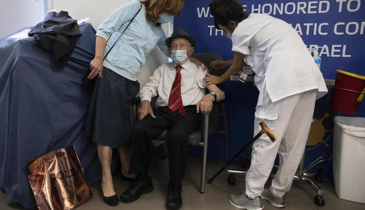 Yehuda Widawsky, penyintas Holocaust berusia 102 tahun, menerima vaksin Pfizer-BioNTech COVID-19 ketiga di sebuah rumah sakit di Tel Aviv, Minggu (1/8/2021). Israel pada 29 Juli 2021 memulai kampanye dosis vaksin Covid-19 ketiga untuk warga berusia 60 tahun ke atas. (AP Photo/Sebastian Scheiner)