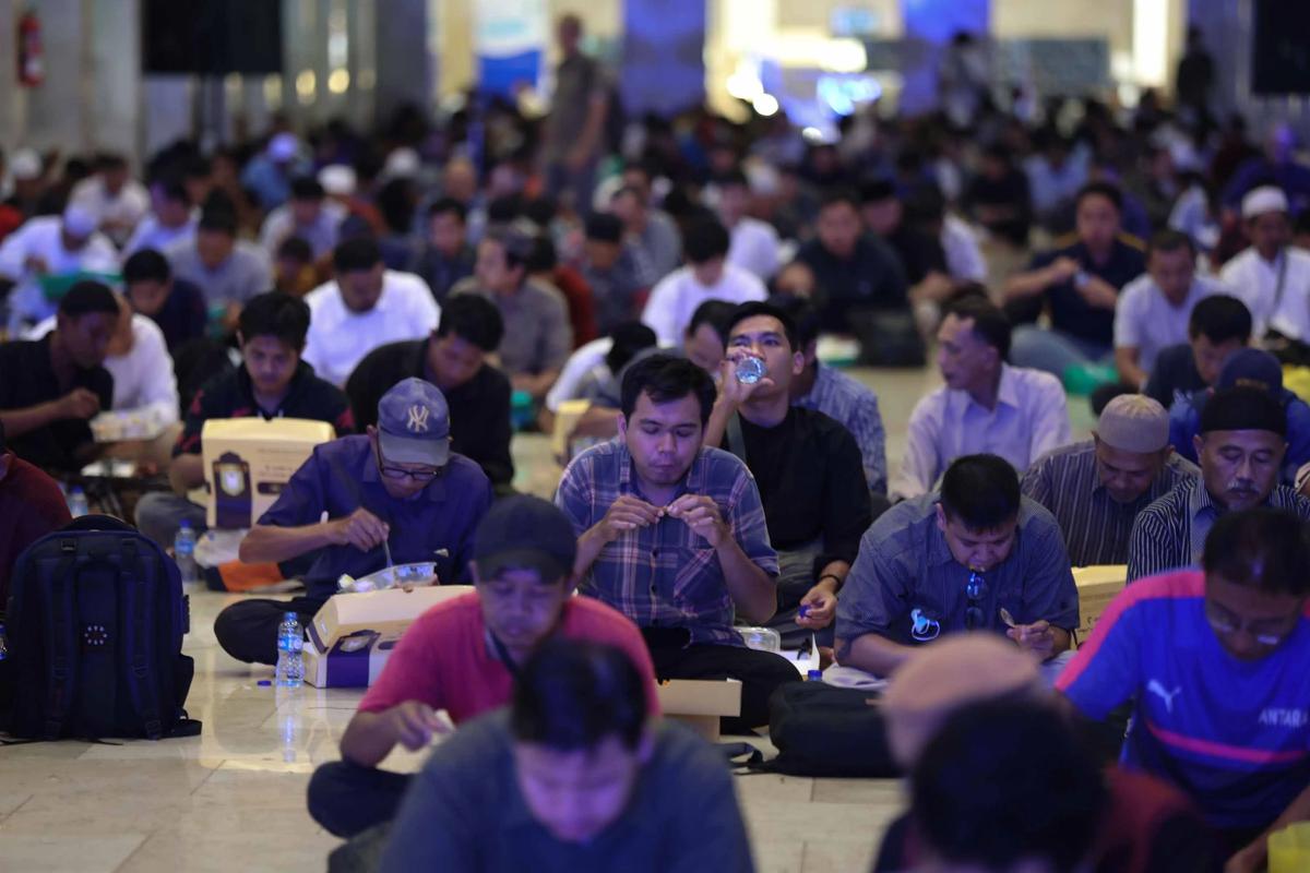 FOTO: Ribuan Jemaah Berbuka Puasa di Masjid Istiqlal pada Hari Pertama Ramadan