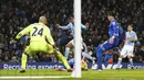 Pemain Manchester City',  Raheem Sterling (tengah) melakukan tembakan ke arah gawang Everton pada lanjutan Liga Premier Inggris di Stadion Etihad, Manchester, Kamis (14/1/2016) dini hari WIB. (AFP Photo/Lindsey Parnaby)