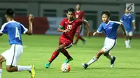 Penyerang Timnas Indonesia U-16, Amirudin Bagus Kahfi (tengah) mencoba melewati kawalan pemain Singapura U-16 saat laga persahabatan di Stadion Wibawa Mukti, Kab Bekasi, Kamis (8/6). Indonesia U-16 menang telak 4-0. (Liputan6.com/Helmi Fithriansyah)