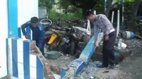 Pos Polisi di wilayah Pamanukan, Subang, Jawa Barat hancur setelah dihantam bus PO Sahabat. (Liputan6.com/Abramena)