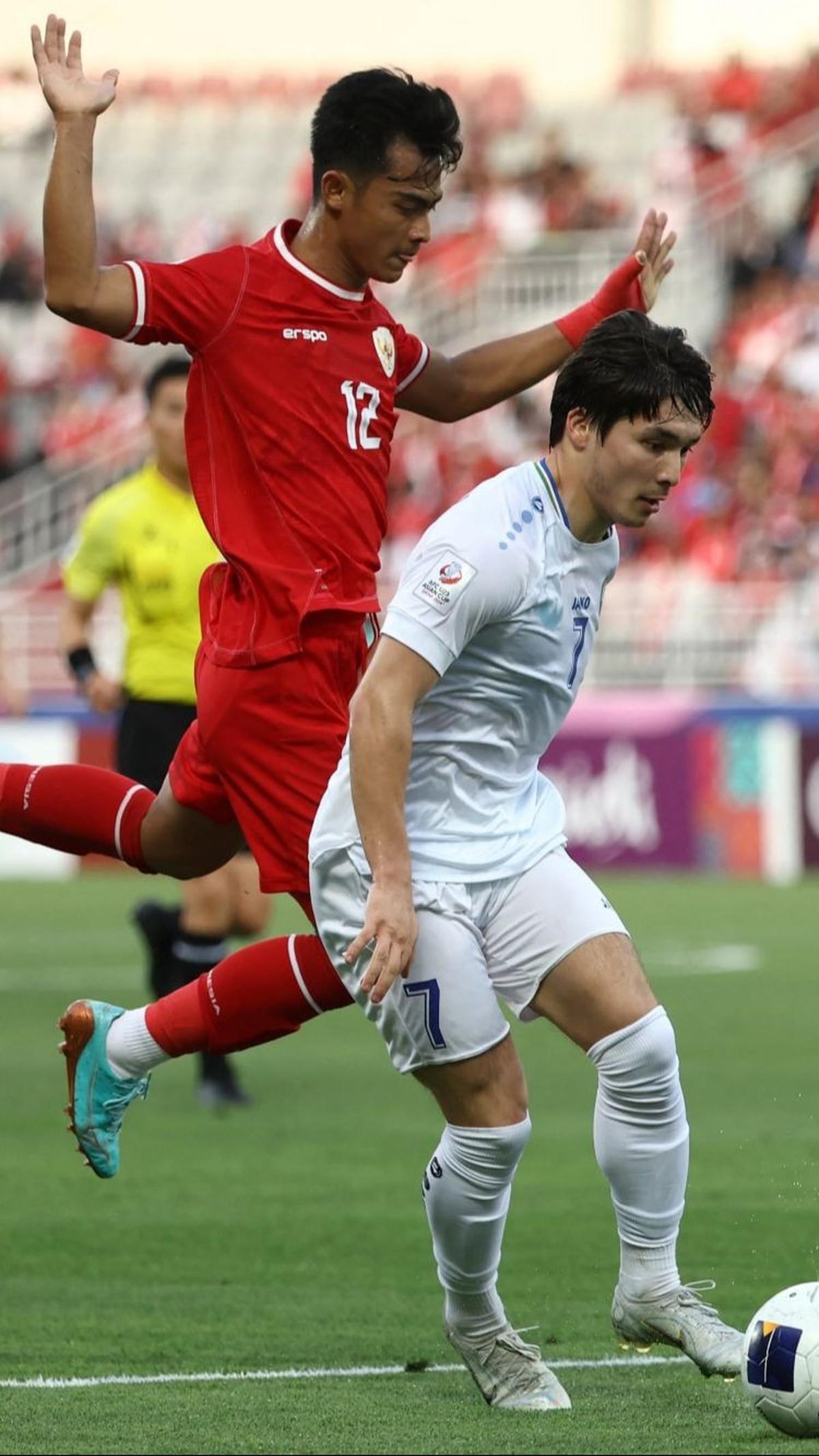 Dalam laga semifinal ini, Uzbekistan bermain mendominasi. Foto: Karim JAAFAR / AFP<br>