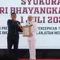 Kapolres Indramayu, M. Fahri Siregar, memberikan penghargaan kepada Bupati Nina Agustina (Istimewa)