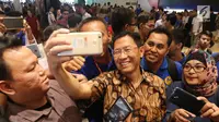 Sejumlah penjual property berebut swafoto dengan Chairman Lippo Group, James Riady saat grand launching Meikarta di Cikarang, Jawa Barat, Kamis (17/08). Mereka terkejut dengan kedatangan Chairman Lippo Group. (Liputan6.com/Fery Pradolo)