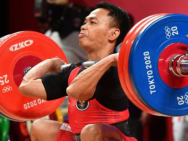 Lifter kebanggaan tanah air, Eko Yuli Irawan memastikan lolos ke Olimpiade Paris 2024 setelah finis di posisi runner-up pada kelas 61 kg dalam ajang International Weightlifting World Cup di Phuket, Thailand, Selasa (2/4) yang masuk dalam kualifikasi Olimpiada Paris 2024. Lifter berusia 34 tahun itu mampu menyelesaikan angkatan snatch seberat 133 kg, sementara di angkatan clean and jerk ia gagal menuntaskan angkatannya. Dengan lolos ke Olimpiade Paris 2024, dirinya tercatat sebagai atlet Indonesia pertama yang mampu tampil dalam 5 edisi Olimpiade berturut-turut. (AFP/Vincenzo Pinto)