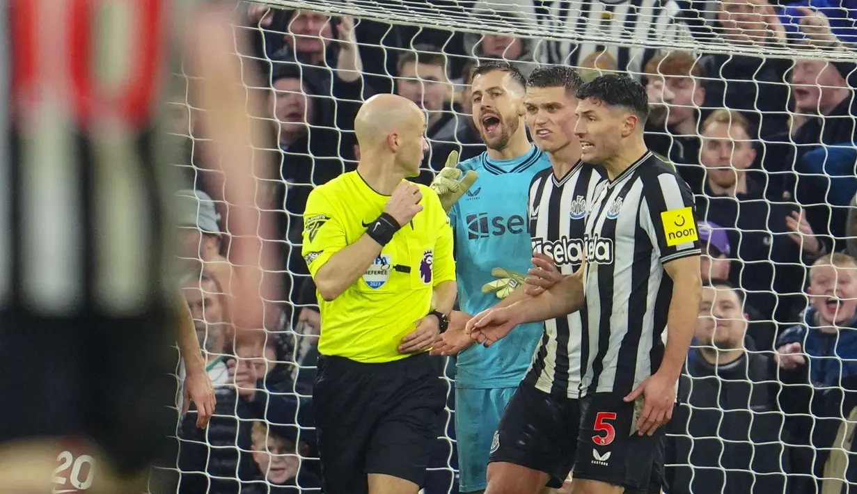 Kiper Newcastle United, Martin Dubravka (tengah) melakukan protes kepada wasit Anthony Taylor pada laga lanjutan Liga Inggris 2023/2024 melawan Liverpool di Anfield, Liverpool, Inggris, Selasa (02/01/2024) dini hari WIB. (AP Photo/Jon Super)