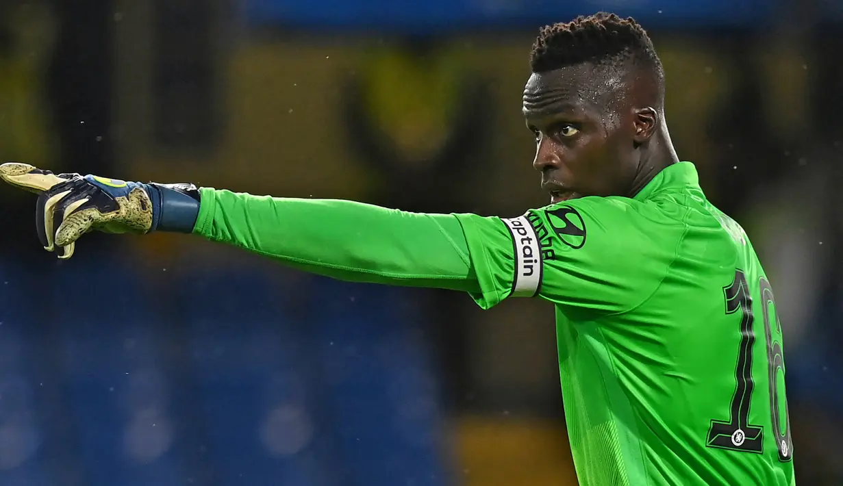 Edouard Mendy. Kiper Prancis berusia 29 tahun ini langsung menggeser posisi Kepa Arrizabalaga di musim pertamanya memperkuat Chelsea. Musim lalu ia tampil dalam 44 laga di semua kompetisi dan berperan besar membawa The Blues meraih trofi Liga Champions. (Foto: AFP/Glyn Kirk)