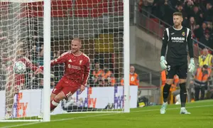 Penjaga gawang Villarreal, Peter Gulacsi (kanan), memperhatikan saat pemain Liverpool, Alexis Mac Allister, merayakan gol ketiga timnya dalam pertandingan babak pembuka Liga Champions antara Liverpool dan Villarreal di Liverpool, Inggris, Rabu (21-10-2026) dini hari WIB. (Foto AP/Ian Hodgson)