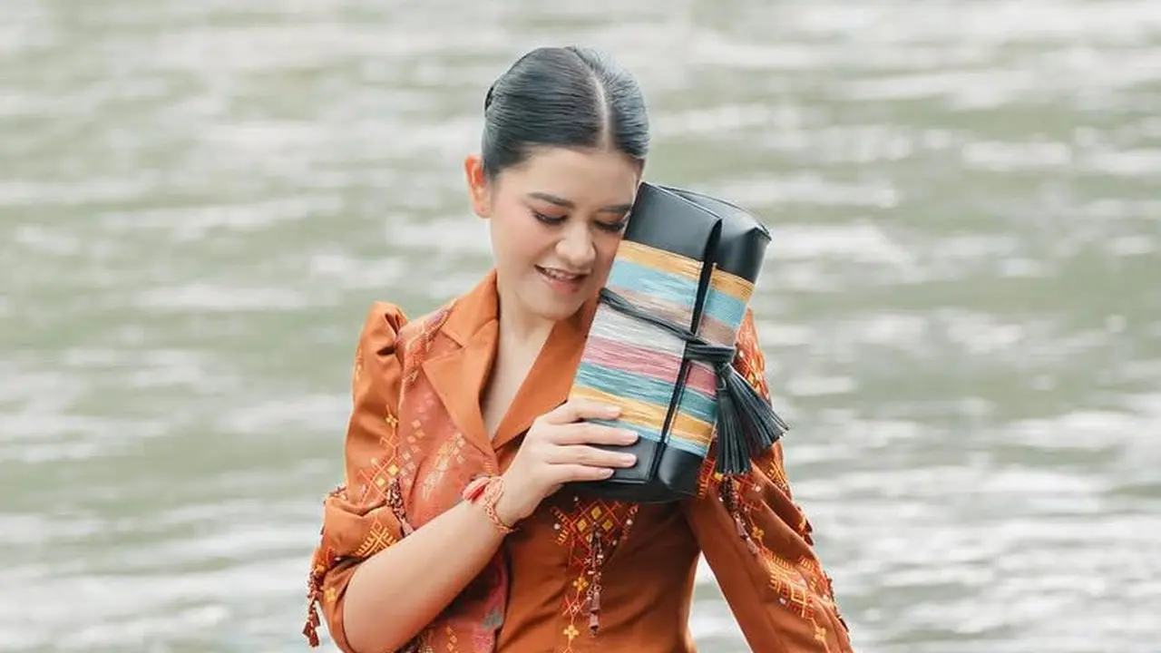 Pesona Kahiyang Ayu Jadi Model untuk Promosikan Kerajinan Daerah Sumut