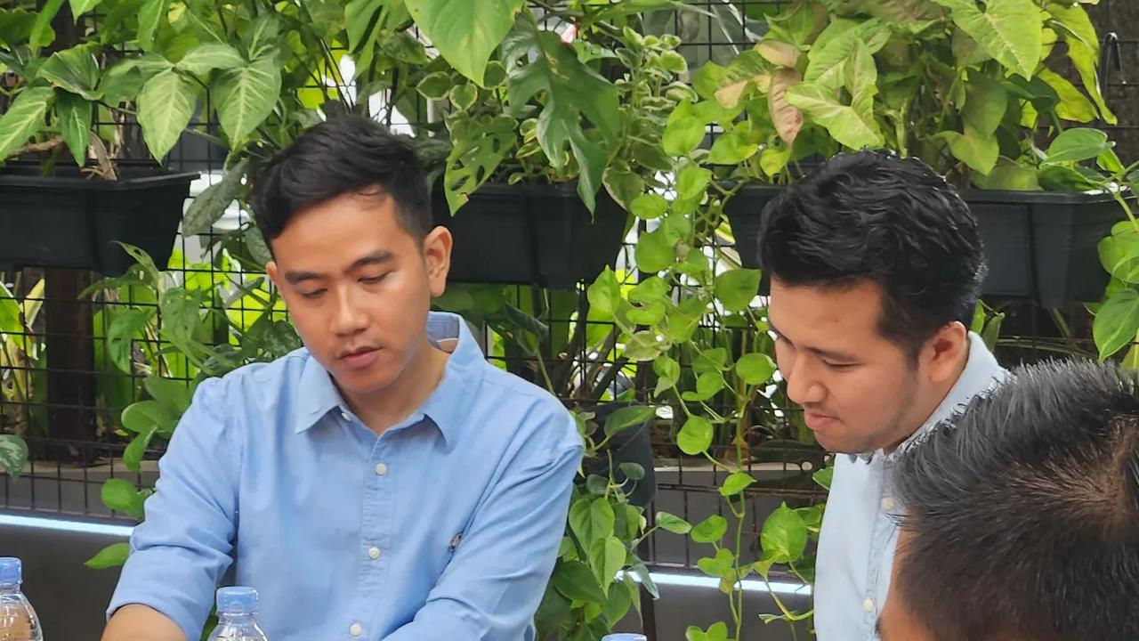 Emil terpukau dengan Wali Kota Solo itu yang ternyata memahami permasalahan di akar rumput. Serta mampu menjadi pendengar yang tulus dan serius, bukan basa-basi mendengarkan. <br>