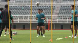 Pemain Timnas Indonesia, Sandy Walsh melakukan latihan resmi menjelang laga FIFA Matchday melawan Palestina di Stadion Gelora Bung Tomo (GBT), Surabaya, (6/6/2023). Hanya ada 8 pemain yang mengikuti sesi tersebut. Mereka adalah Sandy Walsh, Andy Setyo, Rafael Struick, Ivar Jenner, Syahrul Trisna, Dendy Sulistyawan, Fachruddin Aryanto, dan Dimas Drajad. (Bola.com/Wahyu Pratama)