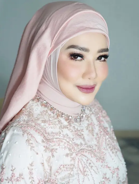 Sudah banyak fotonya dalam balutan outfit hijab yang menawan di akun Instagram pribadinya.  [@rezaartameviaofficial]