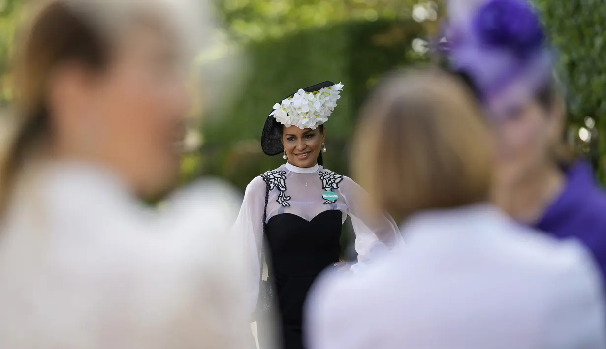 Wilnelia Merced, Lady Forsyth, berpose untuk fotografer dengan mengenakan topi hiasan pada hari pertama pacuan kuda Royal Ascot di Ascot, Inggris, Selasa (15/6/2021). Balap kuda eksklusif yang hanya dihadiri kalangan elit Inggris itu menjadi tradisi tahunan sejak tahun 1711 (AP Photo/Alastair Grant)