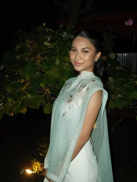 Ia memilih mengenakan busana serba putih yang dipadukan dengan sentuhan hijau mint yang elegan [@azizahsalsha_]
