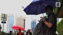Warga menggunakan payung saat hujan mengguyur kawasan Jakarta, Senin (3/2/2020). Badan Meteorologi, Klimatologi, dan Geofisika (BMKG) merilis informasi peringatan dini cuaca ekstrem yang diperkirakan berlangsung hingga Rabu (5/2/2020) mendatang. (Liputan6.com/Angga Yuniar)