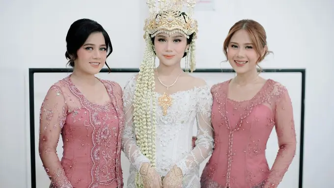 Potret Tampilan Anggun Nadin Amizah dengan Kebaya Pink di Pernikahan Sang Adik