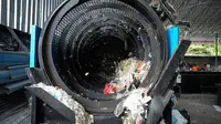 Proses pemilahan sampah dengan mesin tromel milik startup Jangjo. Credit: Jangjo