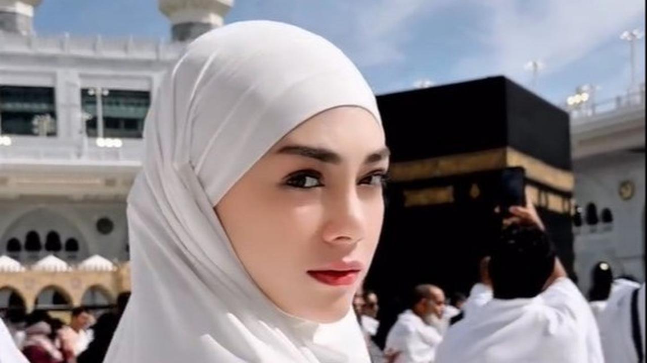 Meski Bercadar, Celine Evangelista Tetap Terlihat Cantik dan Anggun Pakai Gamis Putih saat Jalani Umrah Perdana