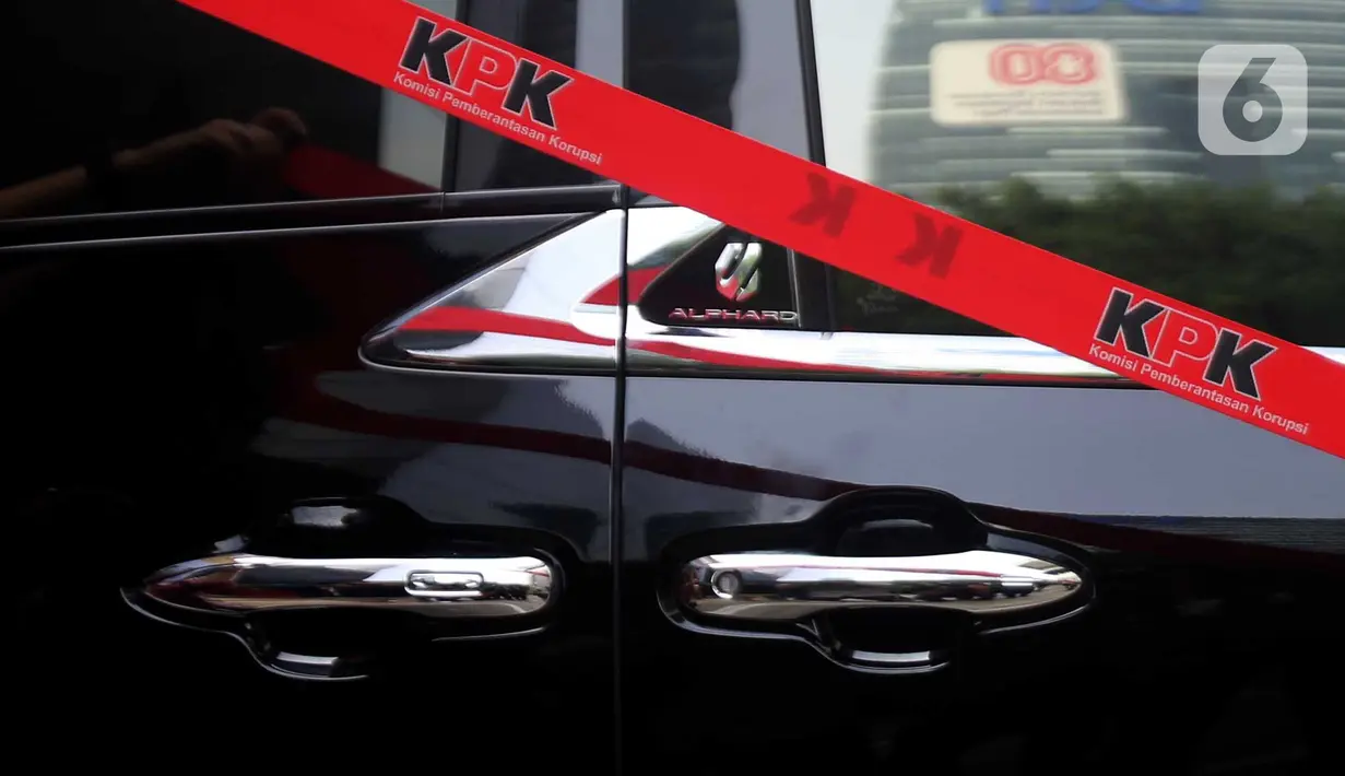 Penggeledahan rumah eks Wamenaker Immanuel Ebenezer dilakukan untuk mencari barang bukti dalam kasus pemerasan sertifikasi keselamatan dan kesehatan kerja (K3) di Kementeraian Ketanagakerjaan. (Liputan6.com/Helmi Fithriansyah)