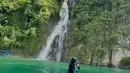 Keseruan bertambah saat Umi membagikan momen lucu di media sosial. Ia menceritakan bahwa jilbab panjangnya sempat menjadi tantangan karena terus tertampar oleh angin selama berkendara. Hal ini menambah kesan unik dan berbeda pada aksinya di atas jet ski. (Liputan6.com/IG/@_ummi_pipik_)