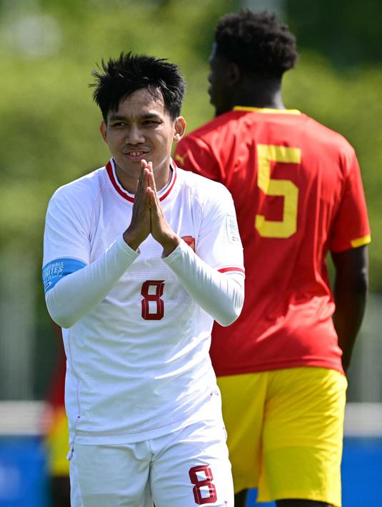 Laga kedua tim berlangsung sengit sejak menit awal pertandingan. (MIGUEL MEDINA/AFP)