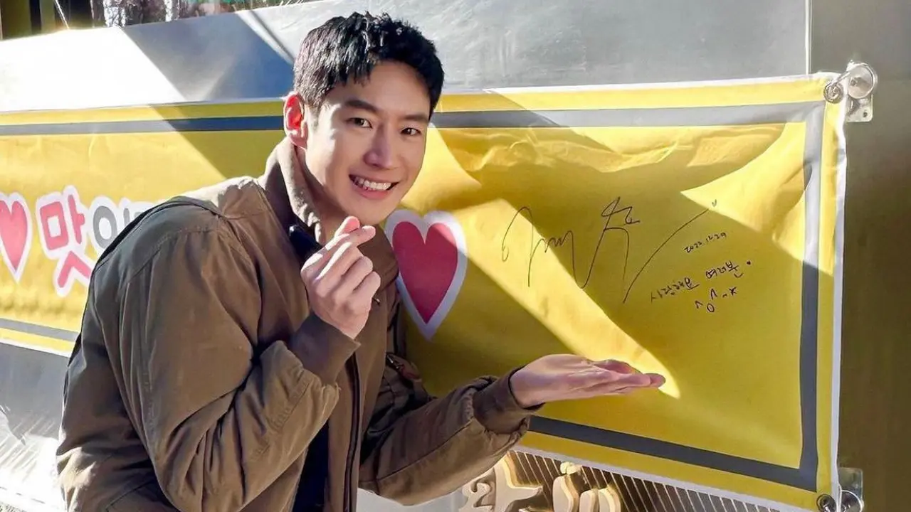 Lee Je Hoon mengenakan jaket aviator