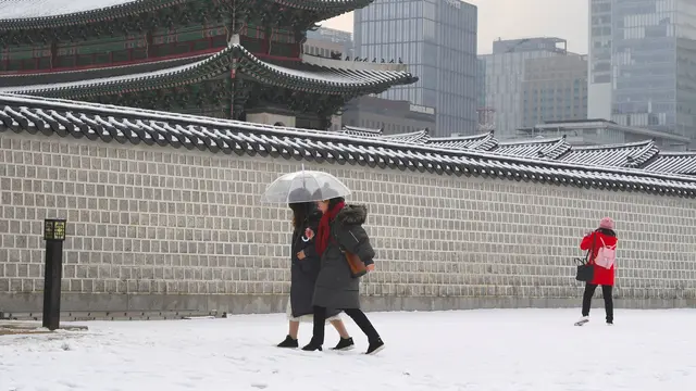 Diselimuti Salju, Begini Suasana Istana Gyeongbok di Korea Selatan