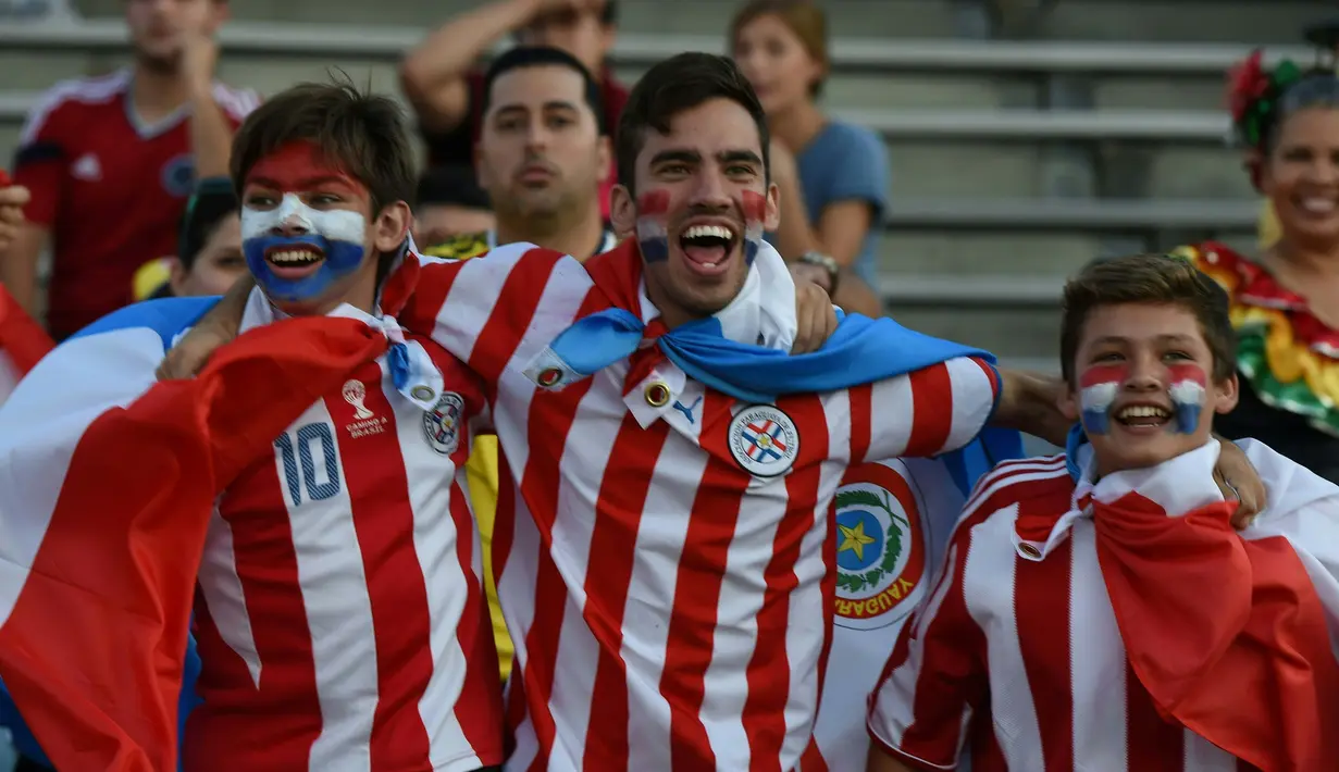 Fans Paraguay setia menyemangati timnya melawan Kolombia pada laga penyisihan grup A Copa America Centenario 2016 di Stadion Rose Bowl, Pasadena, AS, (8/6/2016) WIB. (AFP/Mark Ralston)