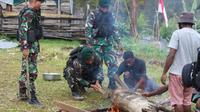 Satgas Yonif Mekanis 203/AK menggelar acara bakar batu di Distrik Tiom Kabupaten Lanny Jaya. (Istimewa)