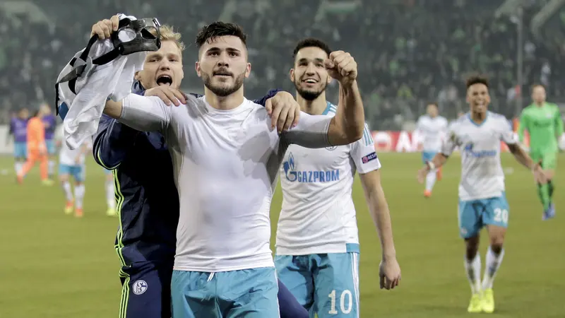 Ekspresi Sead Kolasinac saat merayakan kemenangan Schalke 04 atas Borussia Moenchengladbach. Kolasinac dikabarkan bakal pindah ke Arsenal musim depan. (EPA/Friedemann Vogel)