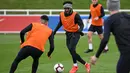 Bek Inggris, Danny Rose, menggiring bola saat latihan jelang laga kualifikasi Piala Eropa di St George's Park, Selasa (19/3). Inggris akan berhadapan dengan Republik Ceko. (AFP/Paul Ellis)