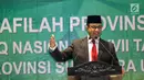 Gubernur DKI Jakarta Anies Baswedan foto bersama Kafilah Provinsi DKI Jakarta untuk mengikuti Musabaqah Tilawatil Quran (MTQ) Tingkat Nasional XXVII, Jakarta, Kamis (4/10). Anies berharap Kafilah DKI dapat meraih juara umum. (Liputan6.com/Faizal Fanani)