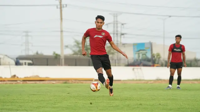 Gelandang Timnas Indonesia U-22, Marselino Ferdinan, berlatih di Kamboja untuk SEA Games 2023.