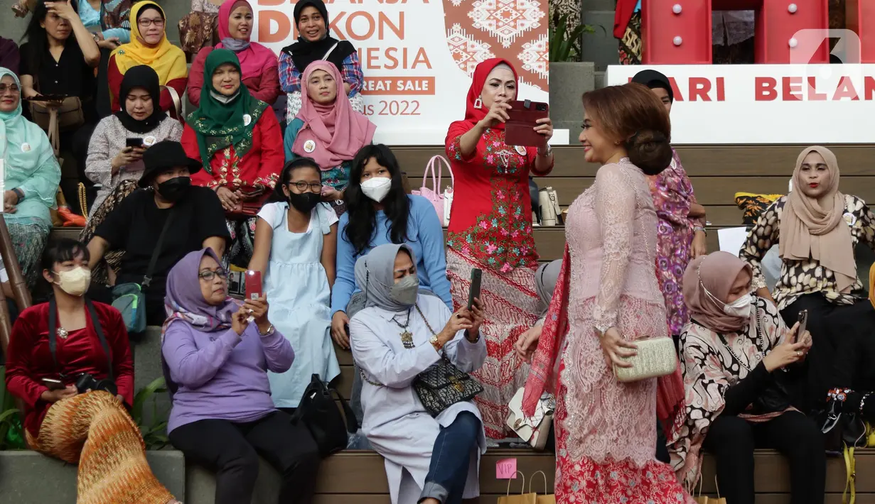 Anggota komunitas kebaya dari presenter TV Nasional saat melakukan peragaan busana kebaya di area Gedung Sarinah, Jakarta, Sabtu (13/8/2022). Sejumlah komunitas mengadakan peragaan busana kebaya untuk mendukung penetapan Hari Kebaya Nasional. (Liputan6.com/Helmi Fithriansyah)