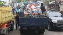 Mobil bak terbuka mengangkut perabotan milik warga di kawasan Bukit Duri, Jakarta, Kamis (8/9). Jelang penertiban, warga di kawasan itu berinisiatif mengemas barang untuk pindah ke Rusun Rawa Bebek pascaterbitnya SP II. (Liputan6.com/Immanuel Antonius)