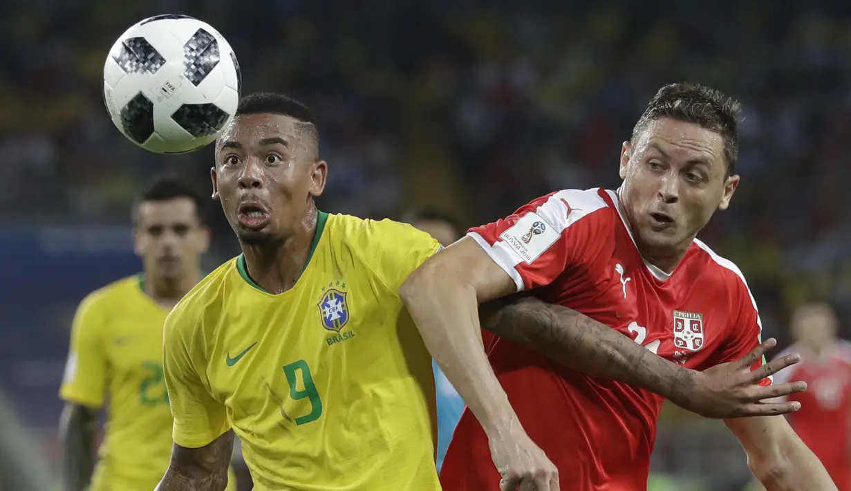 Pemain Brasil, Gabriel Jesus (kiri) berebut bola dengan pemain Serbia, Nemanja Matic pada laga grup E Piala Dunia 2018 di Spartak Stadium, Moskow, Rusia, (27/6/2018). Brasil menang 2-0. (AP/Matthias Schrader)