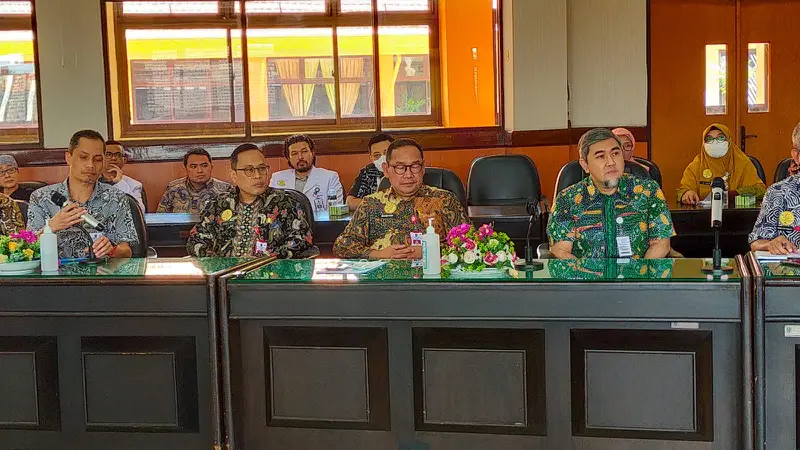 Tim medis operasi bayi kembar siam dari RSSA Malang memaparkan rencana operasi. (Liputan6.com/Zainul Arifin)