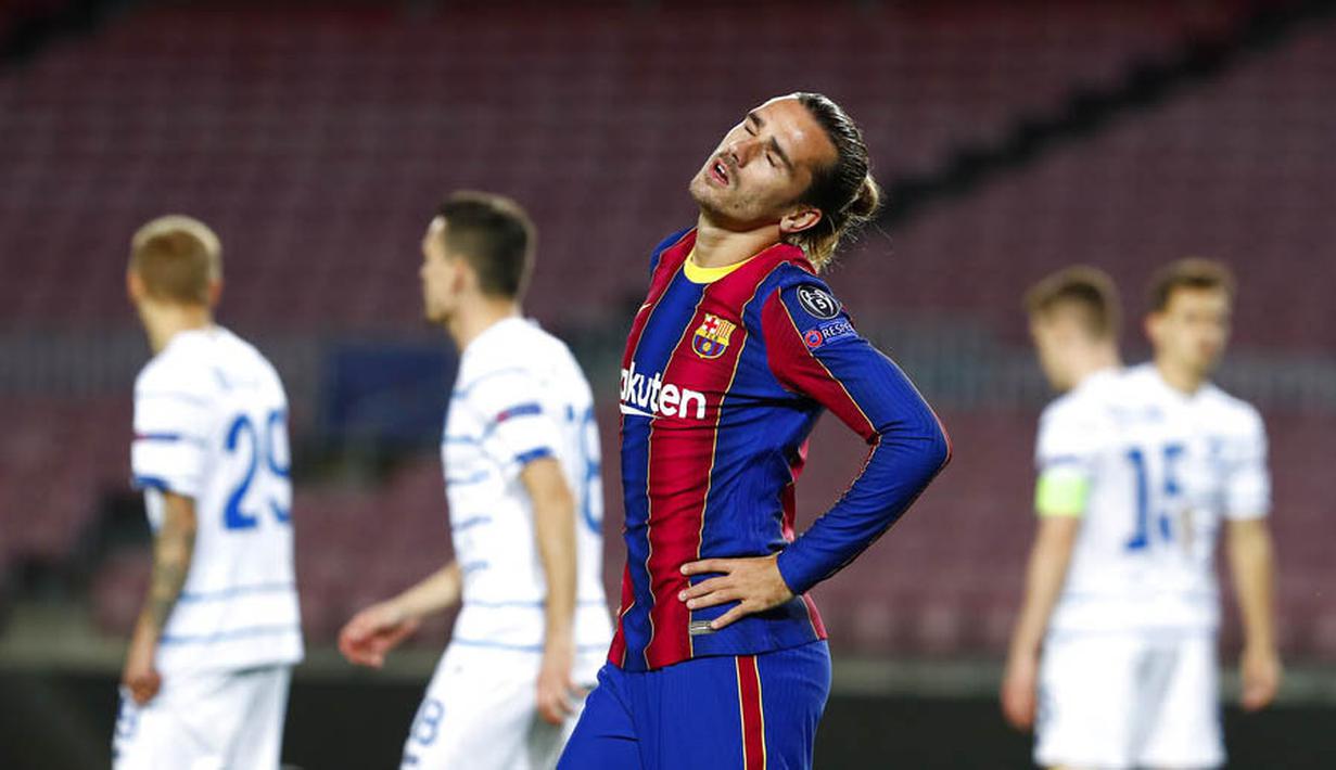 Penyerang Barcelona, Antoine Griezmann, tampak kecewa usai gagal mencetak gol ke gawang Dynamo Kiev pada laga Liga Champions di Stadion Camp Nou, Kamis (5/11/2020). Barcelona menang dengan skor 2-1. (AP/Joan Monfort)