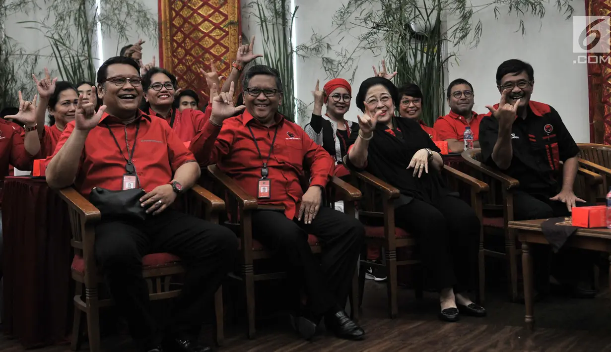 Ketua Umum PDIP Megawati Soekarnoputri didampingi Sekjen PDIP Hasto Kristiyanto dan Djarot Syaiful Hidayat saat menghadiri peluncuran Atribut Milenial di Kantor DPP PDIP, Jakarta, Kamis (20/9). (Merdeka.com/Iqbal S. Nugroho)