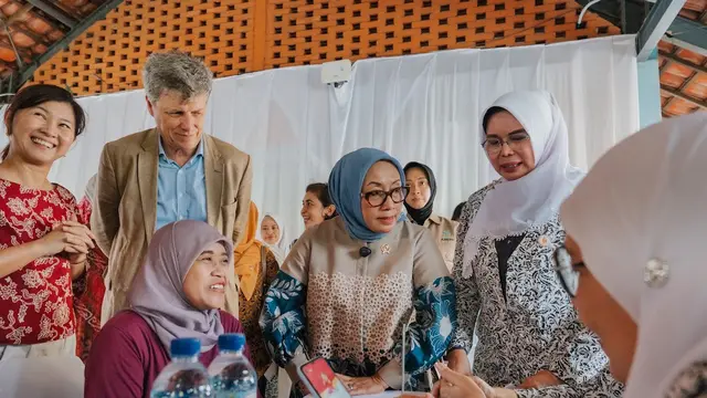 Menteri Pemberdayaan Perempuan dan Perlindungan Anak (PPPA), Dra. Hj. Arifatul Choiri Fauzi (jilbab biru) saat menghadiri acara edukasi dan skrining anemia defisiensi besi bersama Danone Indonesia di Jakarta Barat.