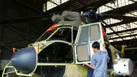 Teknisi PT Dirgantara Indonesia mengerjakan body Helikopter Super Puma NAS 332 di hanggar PTDI, Bandung, Jabar. TNI-AU memesan 9 buah helikopter Super Puma 332 seri militer.(Antara)