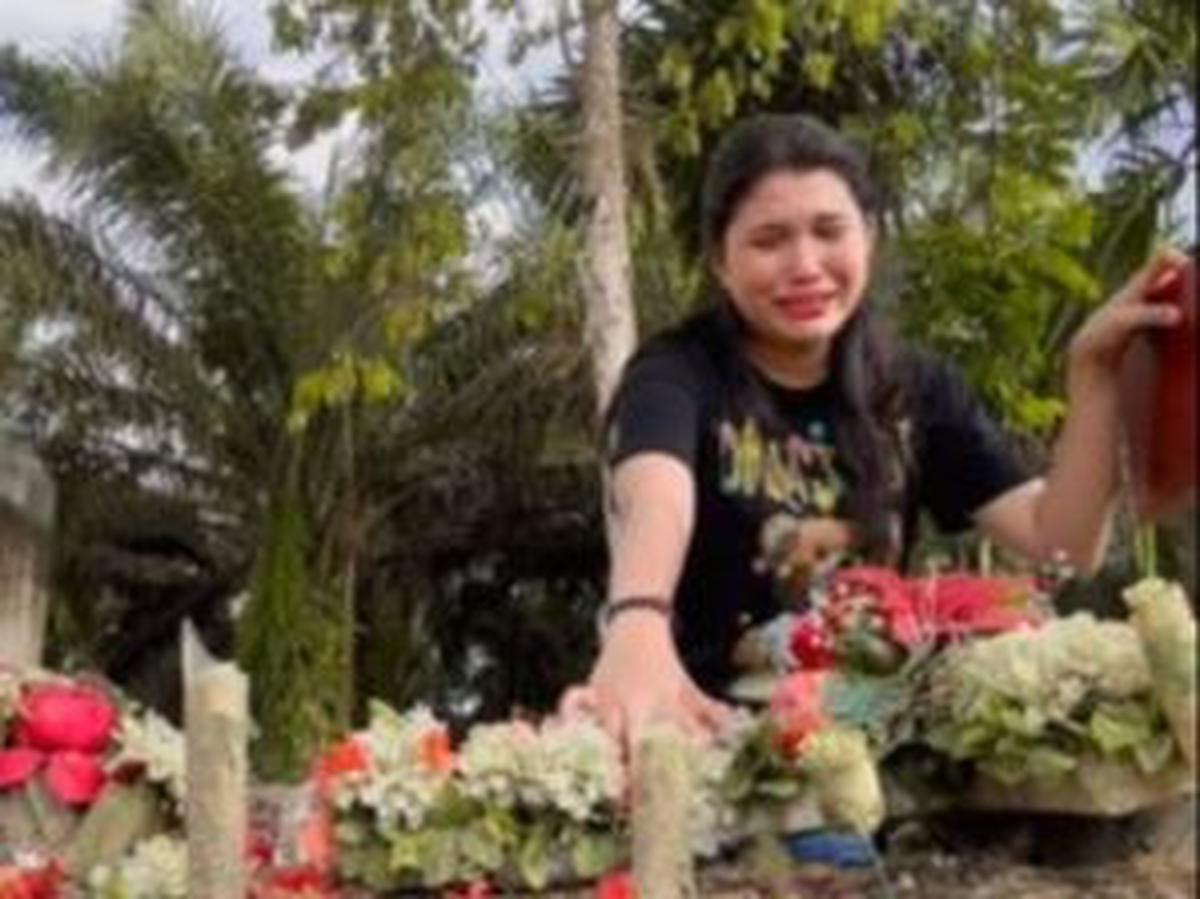 "Tepat 1 tahun kepergianmu mengingatkan kembali rasa hancur itu," ungkap Vera.