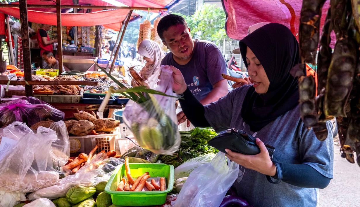 Seorang pembeli membeli sayuran dari sebuah kios di pasar tradisional di Jakarta pada Rabu 3 Juni 2026. (BAY ISMOYO/AFP)